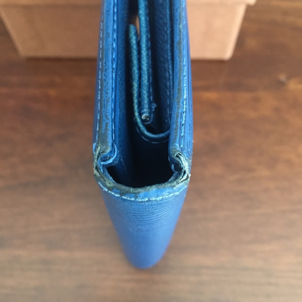 Authentic Louis Vuitton Wallet in Blue Epi Leather with Box - Great CONDITION! - Picture 6 of 9